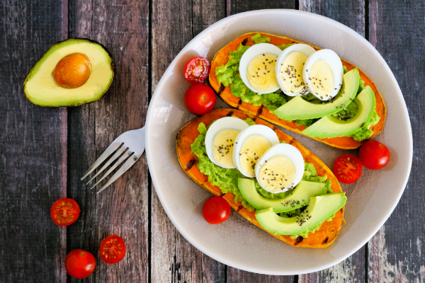 Suesskartoffel-Toast mit Avocado, Eiern und Chiasamen